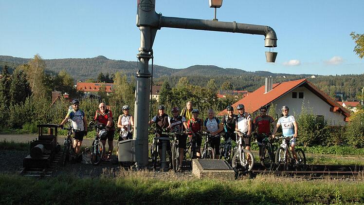 Am früheren Bahnhof in Wildflecken trafen sich einige einheimische Radsportbegeisterte zum Foto-Termin, um Werbung für den Radweg zu machen. Foto; Sebastian Schmitt-Mathea