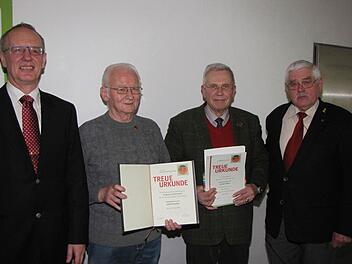 ERH- Bundesvorsitzender Kiesner zeichnete Stabsfeldwebel a. D. Adolf Schneider für 50-jährige und Oberstleutnant a.D. Gebhard Spies für 40-jährige Mitgliedschaft mit der Treuenadel des Bundeswehrverbandes aus (v. l. ). Der Vorsitzende der ERH Hammelburg Oberstleutnant a. D. Klaus Voshage freut sich mit den Kameraden.  Foto: ERH