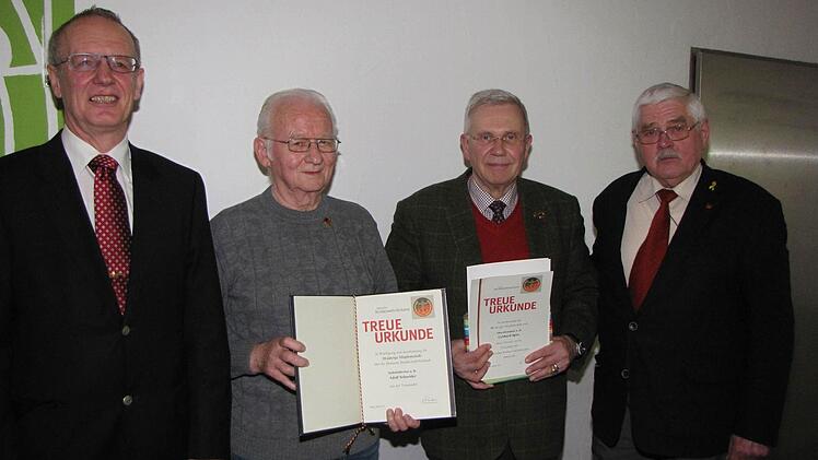 ERH- Bundesvorsitzender Kiesner zeichnete Stabsfeldwebel a. D. Adolf Schneider für 50-jährige und Oberstleutnant a.D. Gebhard Spies für 40-jährige Mitgliedschaft mit der Treuenadel des Bundeswehrverbandes aus (v. l. ). Der Vorsitzende der ERH Hammelburg Oberstleutnant a. D. Klaus Voshage freut sich mit den Kameraden.  Foto: ERH