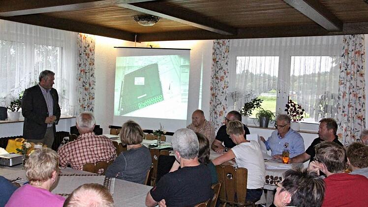Voll besetzt war die Gaststätte Hauck in Heubach, als es um die Erweiterung des Logistikzentrums der Firma Ebner ging.