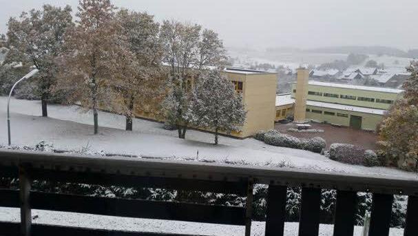 Der Blick über den Zaun auf Teuschnitz und seine Umgebung enthüllte unter dem Nebel einen weißen Teppich. Foto: M. Beetz