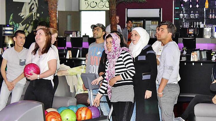 Gemeinsam beim Bowling: Flüchtlinge der Integrationskurse und Studierende der Hotelfachschule.  Foto: Werner Vogel