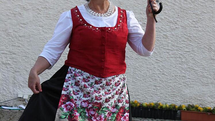 Jede Tracht f&uuml;r sich ein Gedicht: Gerlinde Wagner aus Eschenau, die sich auch im Namen aller "Ha&szlig;berg-Tracht-Damen" bedankte. Foto: Christiane Reuther