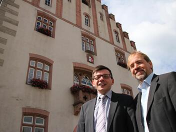 Der Hammelburger Bürgermeister Armin Warmuth (von links) und Stadtbaumeister Detlef Mohr planen derzeit noch an den Details für den barrierefreien Umbau und die energetische Sanierung des Rathauses. Die Fassade soll dabei unverändert bleiben. Foto: Ralf Ruppert