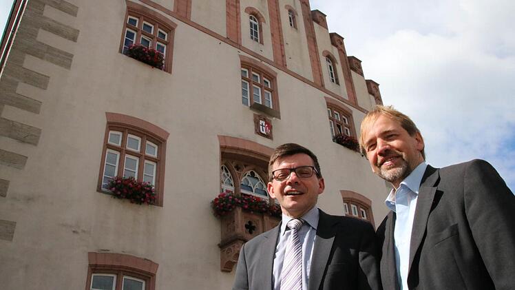Der Hammelburger Bürgermeister Armin Warmuth (von links) und Stadtbaumeister Detlef Mohr planen derzeit noch an den Details für den barrierefreien Umbau und die energetische Sanierung des Rathauses. Die Fassade soll dabei unverändert bleiben. Foto: Ralf Ruppert