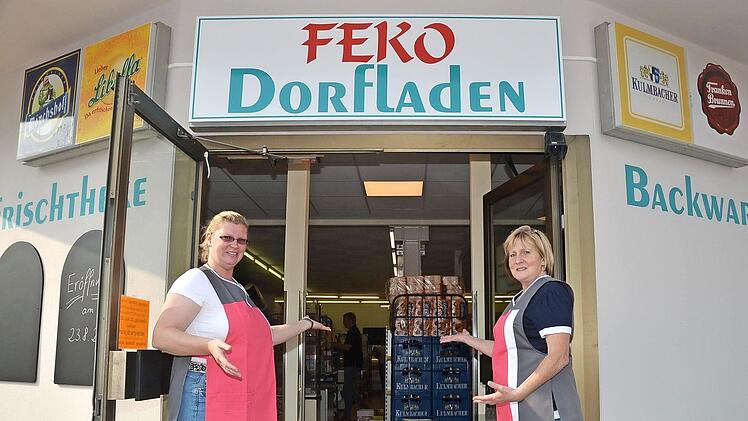 Sie bitten die Kunden herzlich um Eintritt in ihren Dorfladen "Feko" in Pressig: Heidi Konrad (l.) und Petra Fellmann. Foto: K.- H. Hofmann