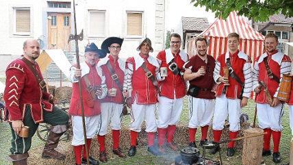 Ein prächtiges Bild boten die Landsknechte mit ihren Uniformen beim Mittelalter-Lager auf dem Anger. Foto: Dieter Britz