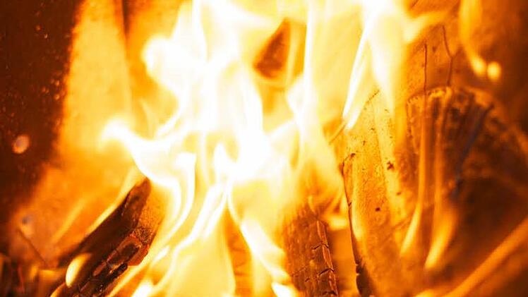 In mehr als 14 Millionen Haushalten knistert mittlerweile ein heimeliges Kaminfeuer - Tendenz steigend. Doch viele Feuerstätten, die älter als Baujahr 1984 sind, erfüllen die Anforderungen nicht mehr und müssen ausgetauscht oder entsprechend nachgerüstet werden.Archiv/Christian Dijkstal