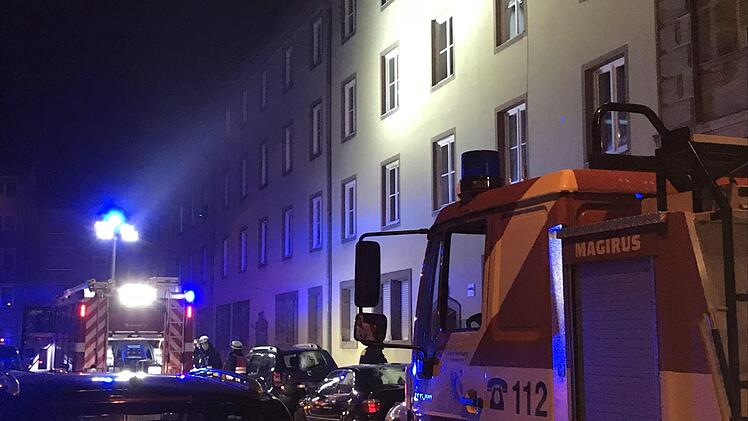 In der Nelkenstraße in Nürnberg kam es zu einem Feuerwehreinsatz in der Silvesternacht. Foto: NEWS5 / Friedrich