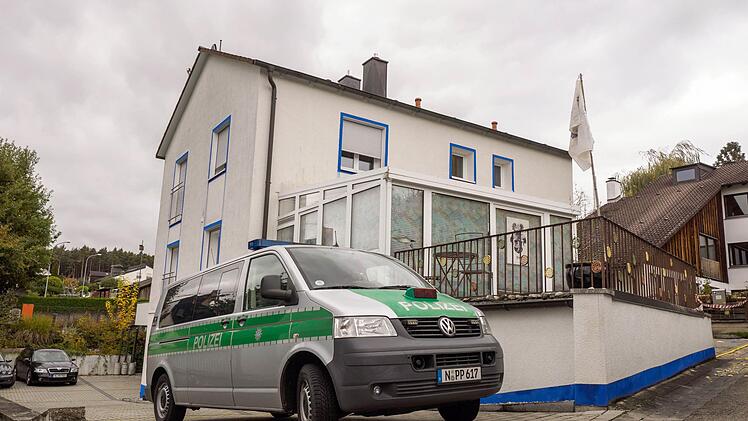30 Waffen hortete Wolfgang P. in diesem Haus. MIt einer erschoss er im Oktober 2016 einen Polizisten.   Foto: Nicolas Armer/dpa
