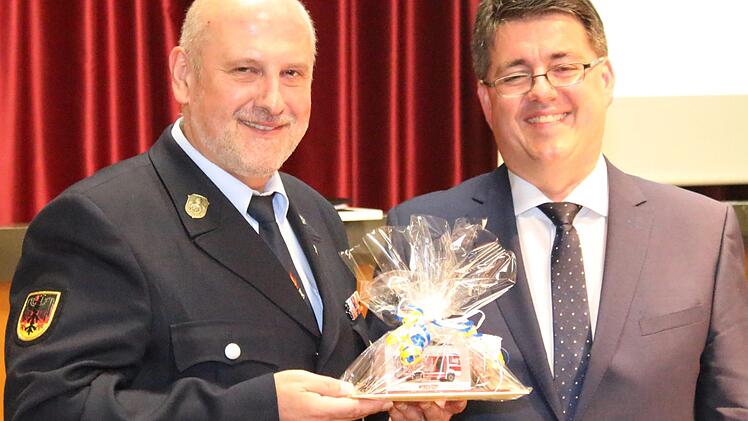 Bürgermeister Udo Dauer überreicht ein (süßes) Feuerwehrauto, das nicht vom Stadtrat abgesegnet war.  Fotos: Roland Dietz