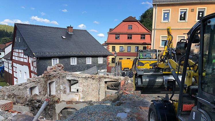 Abrissarbeiten in Wallenfels. Foto: Alexander Löffler