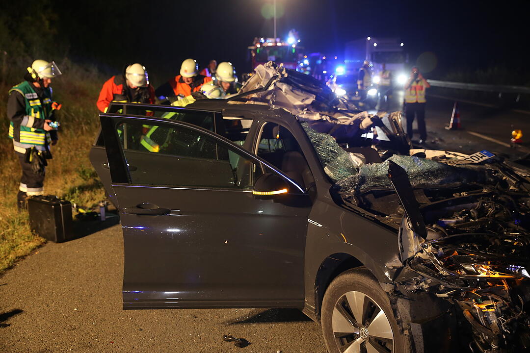 Unfall auf der A6: Auto kracht in Lkw-Heck