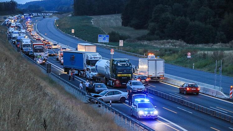 Auf der A3 bei Geiselwind ereignete sich am Mittwoch ein Unfall mit mehreren beteiligten Autos. Foto: NEWS5 / Merzbach