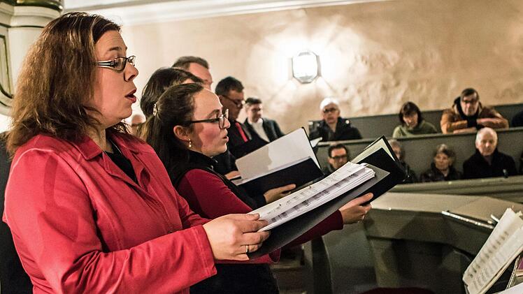 Stimmungsvoll: Ein Projektchor mit Sängern aus der Region Coburg, aus Thüringen, Sachsen und Sachsen-Anhalt gestaltete ein Konzert in Niederfüllbach.Foto: Jochen Berger