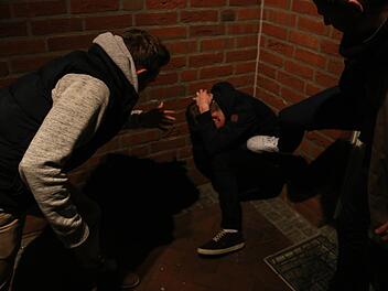 Am Bahnhof in Sachsen bei Ansbach hat sich eine Massenschlägerei zugetragen. Die Polizei sucht dringend Zeugen. Symbolfoto: Christopher Schulz