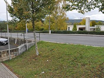 Auf der Hofheimer Ringstraße in der Nähe zur Firma Elektro Geuppert  soll eine Querungshilfe den Zugang zum Friedhof erleichtern. Martin Schweiger