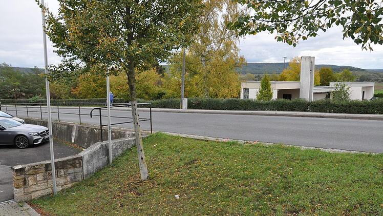 Auf der Hofheimer Ringstraße in der Nähe zur Firma Elektro Geuppert  soll eine Querungshilfe den Zugang zum Friedhof erleichtern. Martin Schweiger