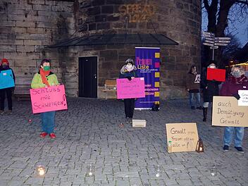 Mit einer Plakat- und Lichter-Aktion setzte am Mittwoch die Frauenliste Stadt und Landkreis Kronach auf dem Marienplatz ein eindringliches Zeichen gegen Gewalt an Frauen.Heike Schülein