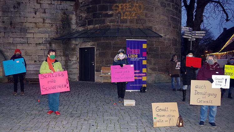 Mit einer Plakat- und Lichter-Aktion setzte am Mittwoch die Frauenliste Stadt und Landkreis Kronach auf dem Marienplatz ein eindringliches Zeichen gegen Gewalt an Frauen.Heike Schülein
