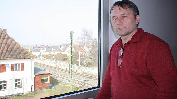 Der Bahnhof Eggolsheim liegt zwar quasi vor der Tür, aber für die Schülerbeförderung kommt er nicht infrage: "Zu gefährlich", sagt Kretschmann.