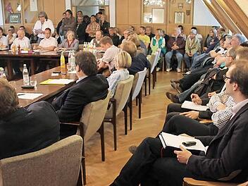 Der große Sitzungssaal im Rathaus Küps war am Dienstag so voll, dass die Sitzgelegenheiten nicht ausreichten. Einige der Bürger standen sogar bis in den Flur hinaus.  Foto: Friedwald Schedel