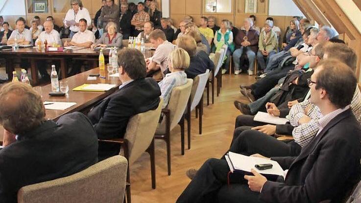 Der große Sitzungssaal im Rathaus Küps war am Dienstag so voll, dass die Sitzgelegenheiten nicht ausreichten. Einige der Bürger standen sogar bis in den Flur hinaus.  Foto: Friedwald Schedel