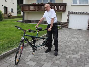 Joachim Schirmer ist mit seinem Tandem vor dem Anwesen in Pressig startbereit. Es fehlt ihm nur noch jemand, der das Gefährt lenkt. Foto: Friedwald Schedel