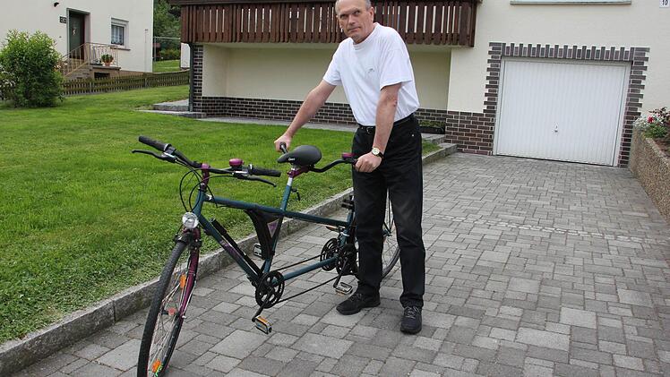 Joachim Schirmer ist mit seinem Tandem vor dem Anwesen in Pressig startbereit. Es fehlt ihm nur noch jemand, der das Gefährt lenkt. Foto: Friedwald Schedel