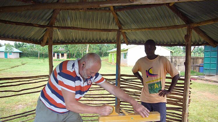 Viel Handarbeit war für Schreinermeister Peter Klug angesagt. Stets dabei war Martin, der großes Interesse an den Schreinerarbeiten zeigte - und auch allerhand Talent, so Peter Klug.