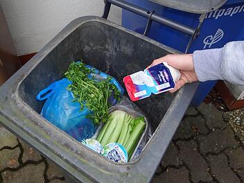 Abgelaufene Lebensmittel landen häufig in der Mülltonne. Dabei wären sie noch genießbar, wie unser Symbolbild aus Ebern zeigt. Foto: Johanna Eckert