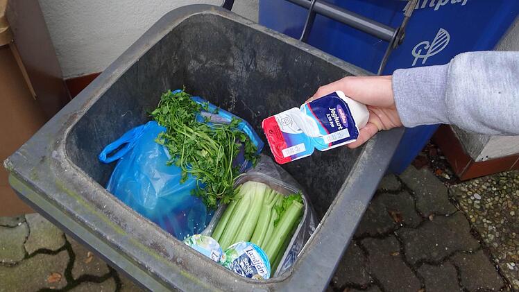 Abgelaufene Lebensmittel landen häufig in der Mülltonne. Dabei wären sie noch genießbar, wie unser Symbolbild aus Ebern zeigt. Foto: Johanna Eckert