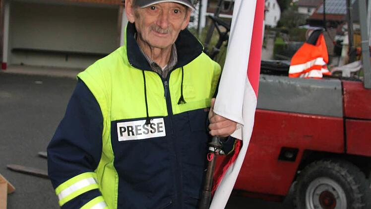 Der Frieden ist wiederhergestellt, Rudi Fischer kann jetzt über den Maibaumklau auch lachen.