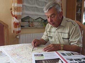 Heinz Karschunke beschäftigt sich seit den aktuellen Ereignissen mehr mit seinen Wurzeln in Schlesien - hier deutet er auf einer Landkarte auf den Fluchtweg von Wiesau nach Oberfranken. Foto: Veronika Schadeck