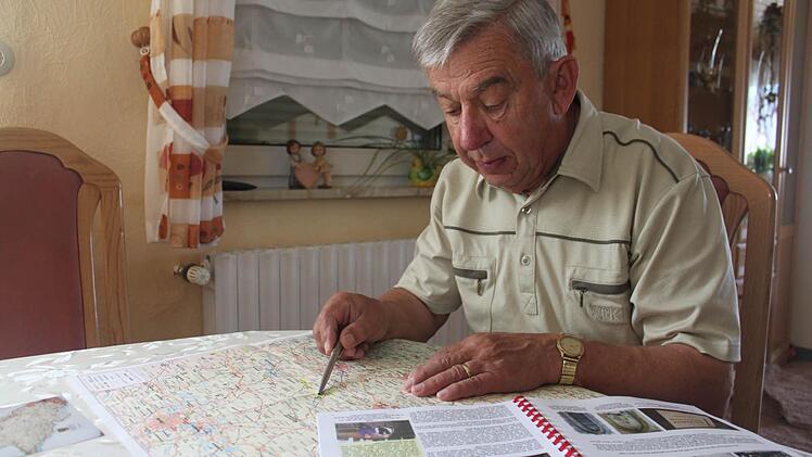 Heinz Karschunke beschäftigt sich seit den aktuellen Ereignissen mehr mit seinen Wurzeln in Schlesien - hier deutet er auf einer Landkarte auf den Fluchtweg von Wiesau nach Oberfranken. Foto: Veronika Schadeck
