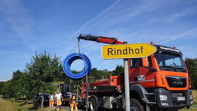 Eine neue Wasserleitung wird derzeit durch die Firma Weigand-Bau verlegt. Das Schild "Rindhof" gibt die Richtung an, in die das Wasser durch die neue Leitung laufen soll. Foto: Anton Then