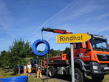 Eine neue Wasserleitung wird derzeit durch die Firma Weigand-Bau verlegt. Das Schild "Rindhof" gibt die Richtung an, in die das Wasser durch die neue Leitung laufen soll. Foto: Anton Then