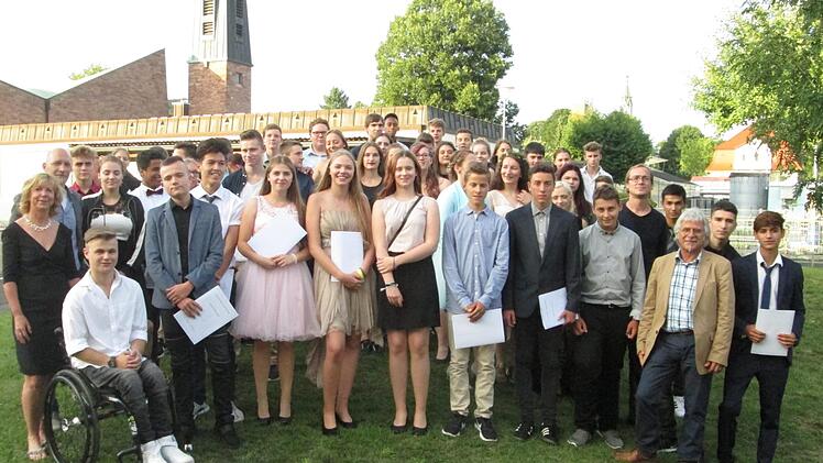 "Happy" sind die Abschlussabsolventen der Mittelschule Hammelburg, die sich mit Vize-Bürgermeisterin Rita Schaupp und Konrektor Paul von Schön (von links) sowie den Klassenlehrern Peter Moritz (3. von rechts) und Markus Volk (5. von rechts) präsentierten. Foto: Winfried Ehling