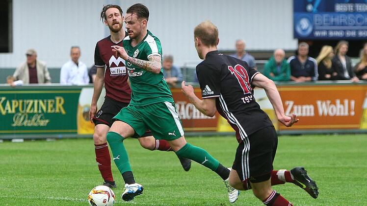 TSV-Stürmer Julian Pötzinger  (Mitte) hat wieder das Training aufgenommen. Monika Limmer