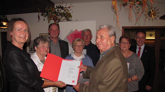 Die Vereinte Dienstleistungsgewerkschaft Verdi ehrte am Freitag zahlreiche langjährige Mitglieder. Rudi Weschenfelder ist seit 70 Jahren dabei. Auf unserem Bild überreicht ihm die westoberfränkische Verdi-Bezirksgeschäftsführerin Doris Stadelmeyer die Ehrenurkunde zum Jubiläum. Sonst zeigt unser Bild von links: Heidi Bauer-Müller, Michael Kaufmann, Gudrun Roßberg, Ottfrid Richter, Christine Bonert und den DGB-Regionalvorsitzenden Matthias Eckardt. Foto: Martin Koch