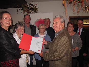 Die Vereinte Dienstleistungsgewerkschaft Verdi ehrte am Freitag zahlreiche langjährige Mitglieder. Rudi Weschenfelder ist seit 70 Jahren dabei. Auf unserem Bild überreicht ihm die westoberfränkische Verdi-Bezirksgeschäftsführerin Doris Stadelmeyer die Ehrenurkunde zum Jubiläum. Sonst zeigt unser Bild von links: Heidi Bauer-Müller, Michael Kaufmann, Gudrun Roßberg, Ottfrid Richter, Christine Bonert und den DGB-Regionalvorsitzenden Matthias Eckardt. Foto: Martin Koch