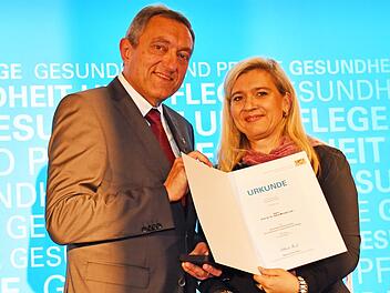 Prof. Heinz-Michael Just nimmt die Auszeichnung von Ministerin Melanie Huml entgegen. Foto: PR