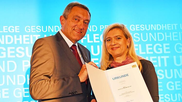 Prof. Heinz-Michael Just nimmt die Auszeichnung von Ministerin Melanie Huml entgegen. Foto: PR