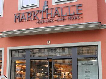 Mit "Genuss und Mode" lockt seit einem halben Jahr die  Markthalle am Albertsplatz. Doch das Konzept war und ist umstritten.Foto: Oliver Schmidt