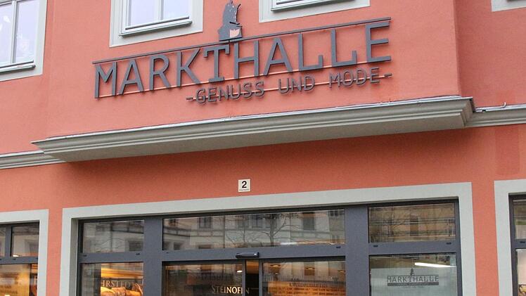 Mit "Genuss und Mode" lockt seit einem halben Jahr die  Markthalle am Albertsplatz. Doch das Konzept war und ist umstritten.Foto: Oliver Schmidt