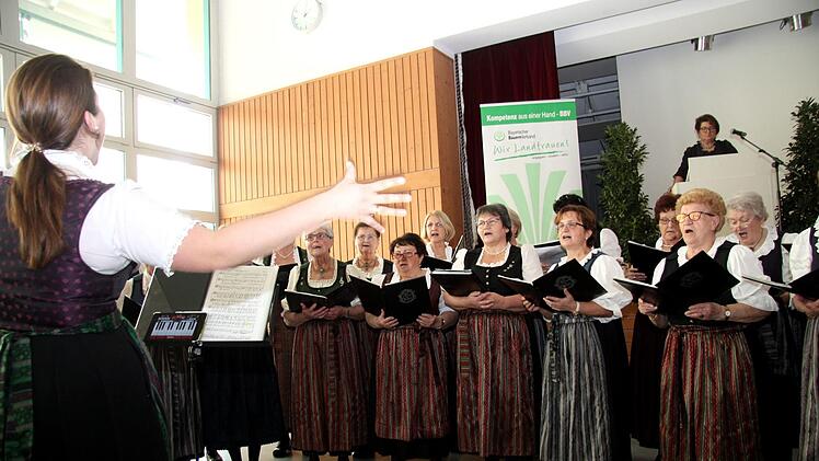 Der Landfrauenchor unter der Leitung von Sandra Haagen zeigte beim Landfrauentag sein vielfältiges musikalisches Repertoire.Richard Sänger