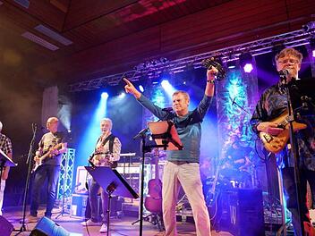 Die Bodygards und die Firestones standen für einen Set auch gemeinsam auf der Bühne im Münnerstädter Sportzentrum. Foto: Heike Beudert