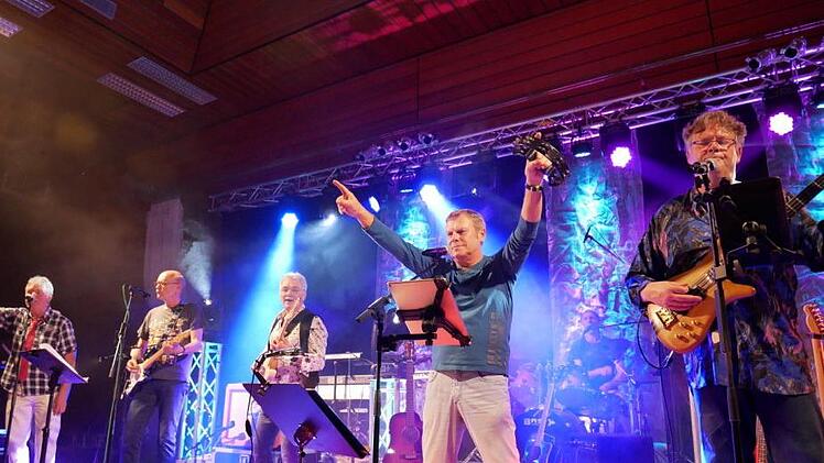 Die Bodygards und die Firestones standen für einen Set auch gemeinsam auf der Bühne im Münnerstädter Sportzentrum. Foto: Heike Beudert