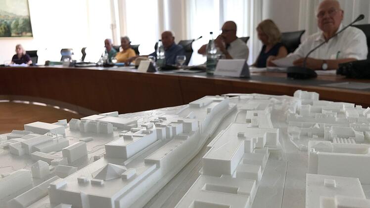 Das neue Atrium wird deutlich schlanker und offener als das alte: Dies zeigt der Vergleich zwischen alt (links) und neu (rechts) im Modell.  Foto: Michael Wehner