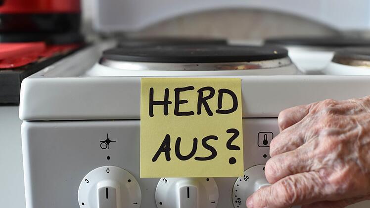 Alzheimer ist eine tückische Krankheit - oft werden die Symptome wie Gedächtnisverlust oder Orientierungslosigkeit erst viel zu spät nachgewiesen. Ein neuer Bluttest weckt Hoffnungen in Sachen Früherkennung der Krankheit. Symbolfoto:   Jens Kalaene/dpa